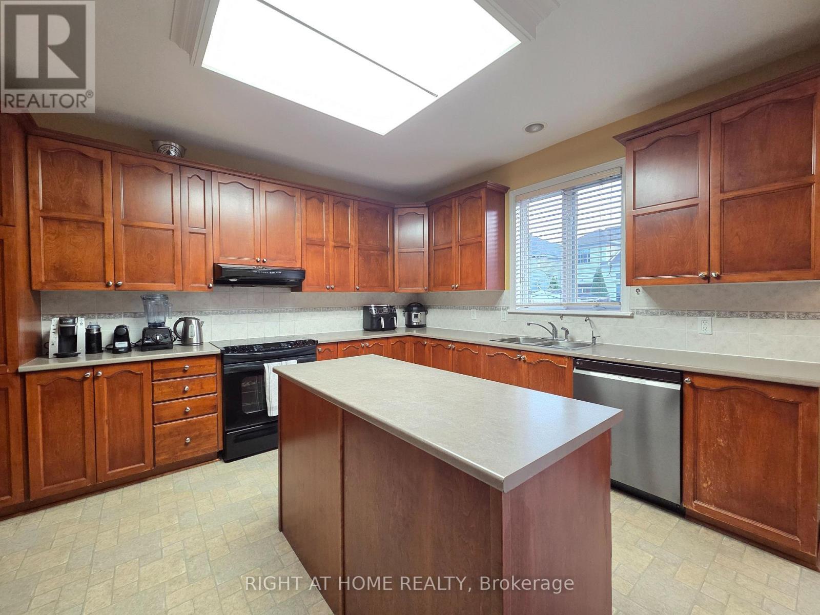 96 Maple Stand Way, Ottawa, ON - Indoor Photo Showing Kitchen With Double Sink