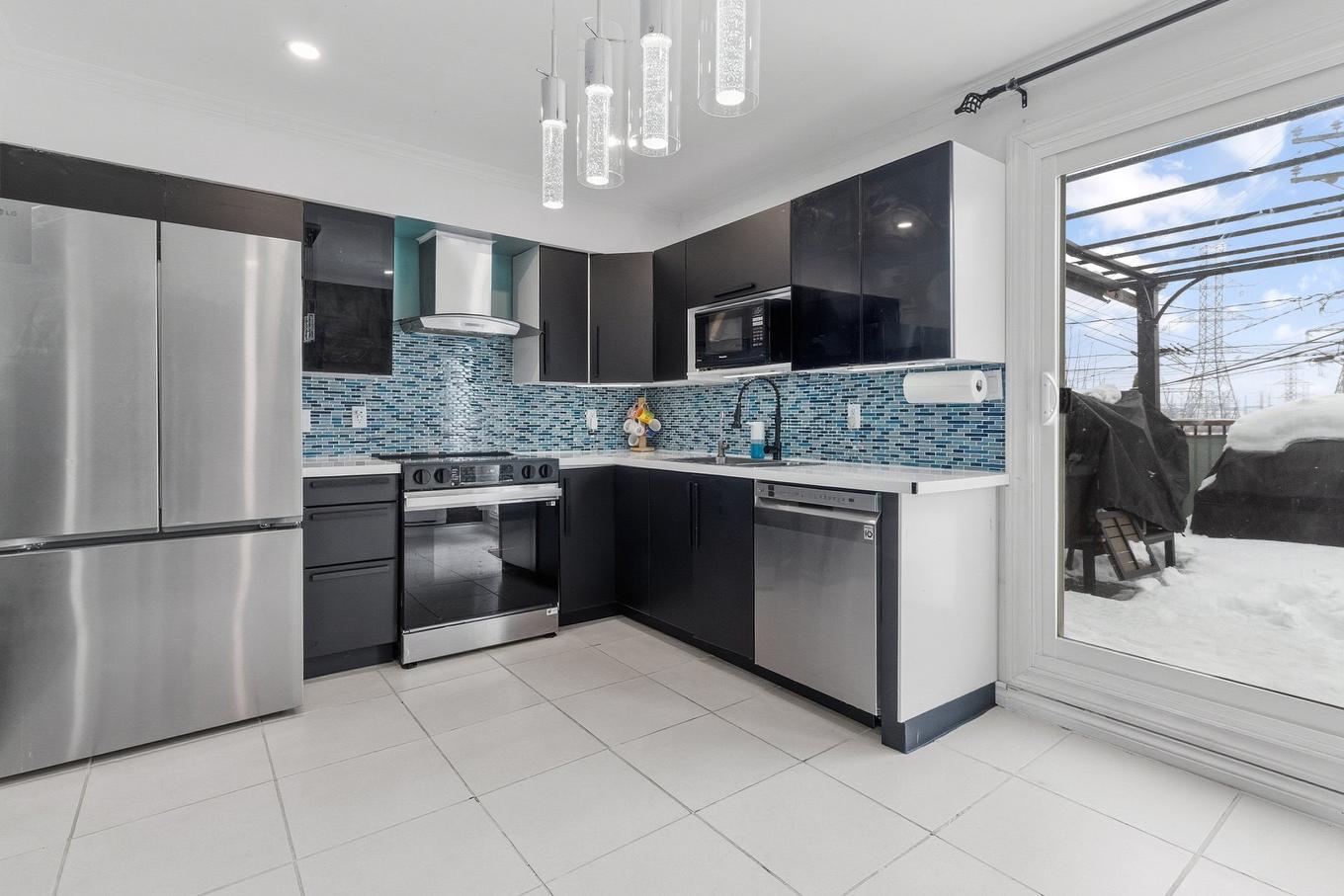 Cuisine - 471 Rue Imelda, Laval (Fabreville), QC - Indoor Photo Showing Kitchen With Upgraded Kitchen