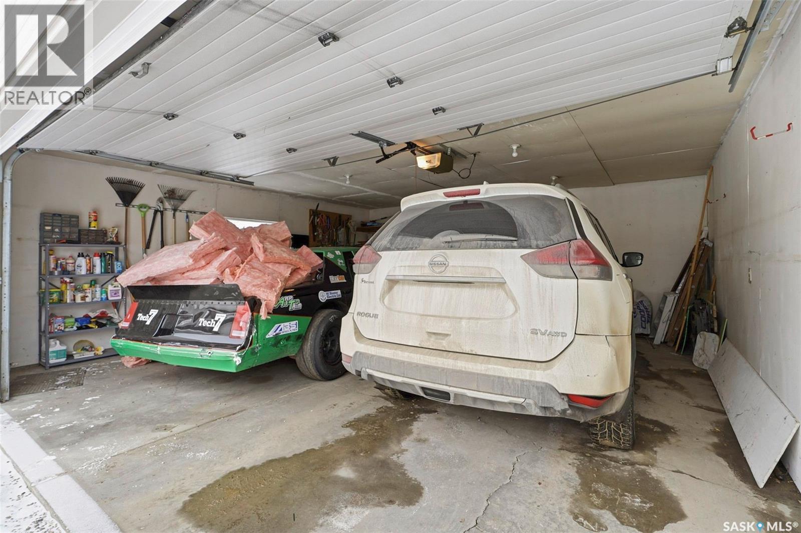 1007 Kingsmere Boulevard, Saskatoon, SK - Indoor Photo Showing Garage