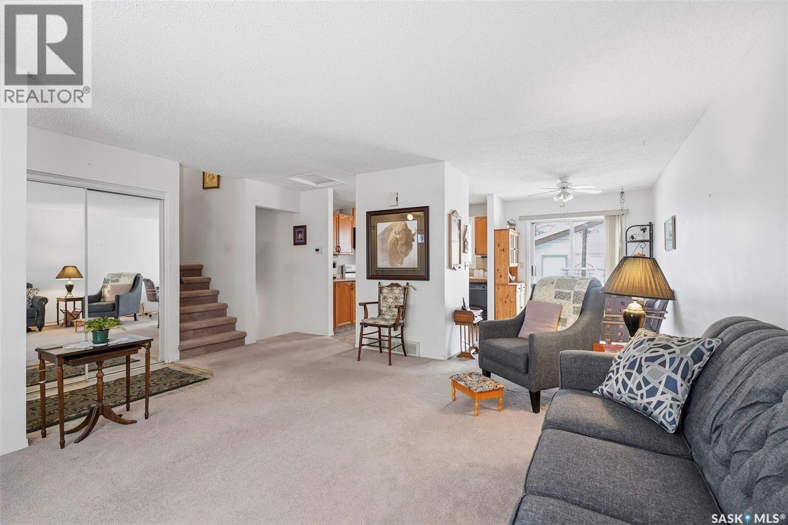 1007 Kingsmere Boulevard, Saskatoon, SK - Indoor Photo Showing Living Room