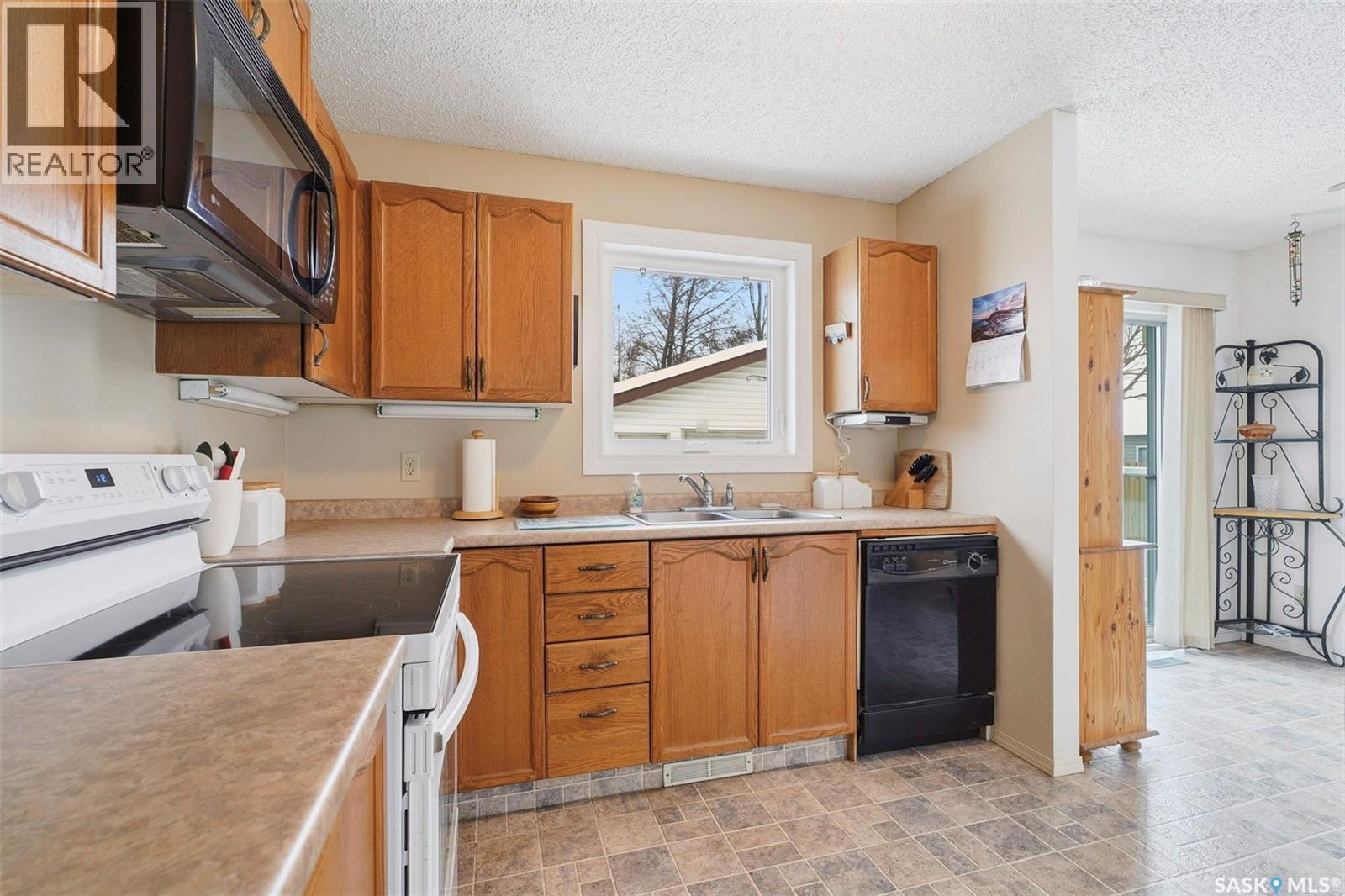 1007 Kingsmere Boulevard, Saskatoon, SK - Indoor Photo Showing Kitchen With Double Sink