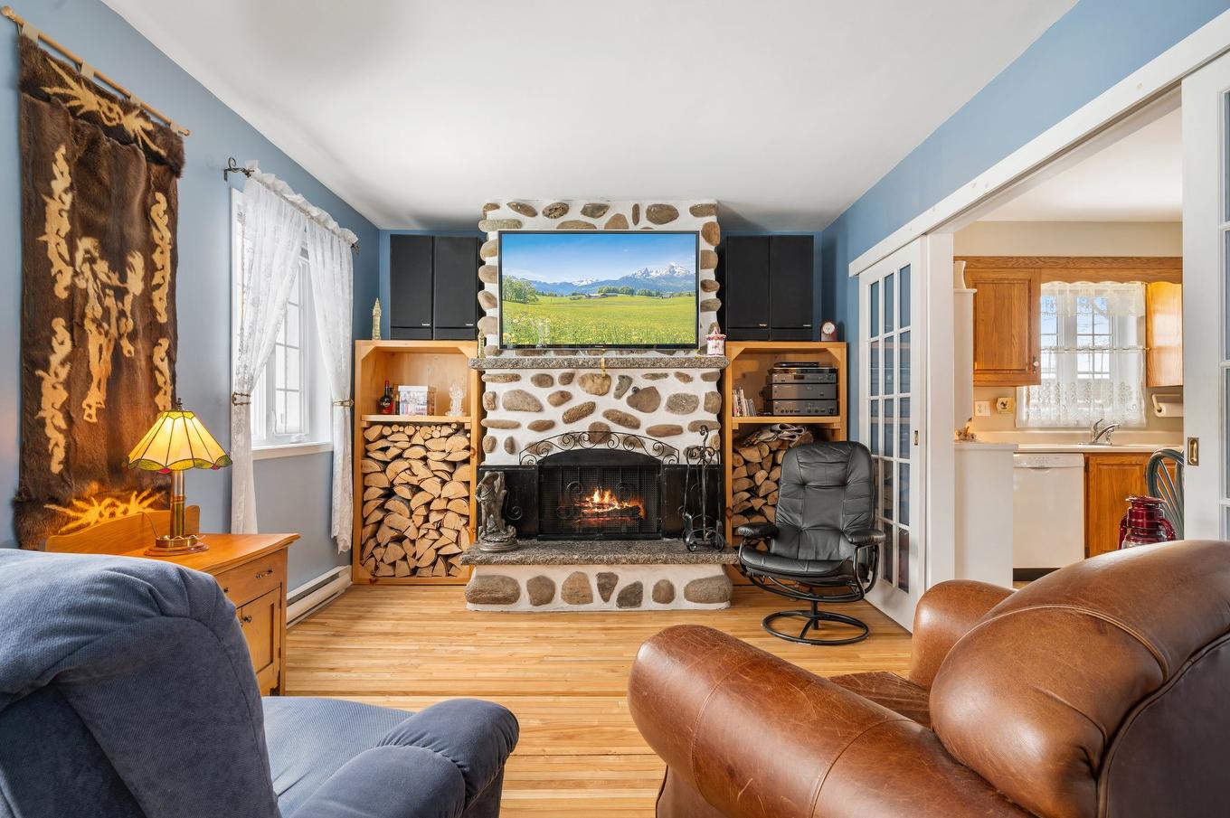 Salon - 3005 Rue Sicotte, Saint-Hyacinthe, QC - Indoor Photo Showing Living Room With Fireplace