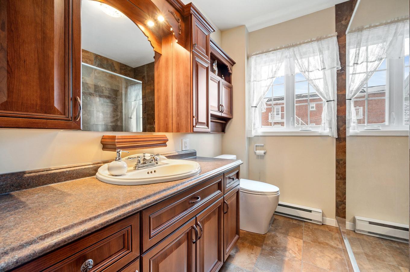 Salle de bains - 3005 Rue Sicotte, Saint-Hyacinthe, QC - Indoor Photo Showing Bathroom