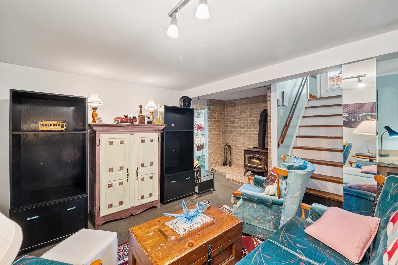 Salle familiale - 3005 Rue Sicotte, Saint-Hyacinthe, QC - Indoor Photo Showing Living Room With Fireplace