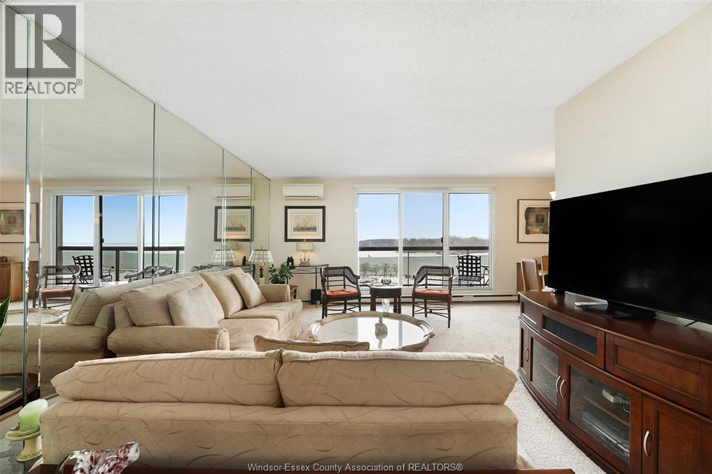 9099 Riverside Drive East Unit# E1017, Windsor, ON - Indoor Photo Showing Living Room