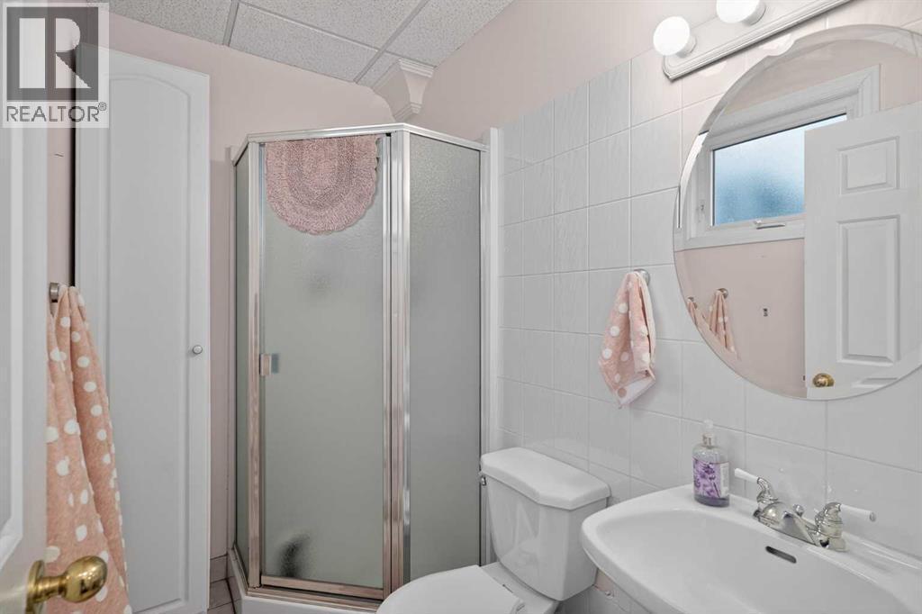 1720 11 Avenue Sw, Calgary, AB - Indoor Photo Showing Bathroom