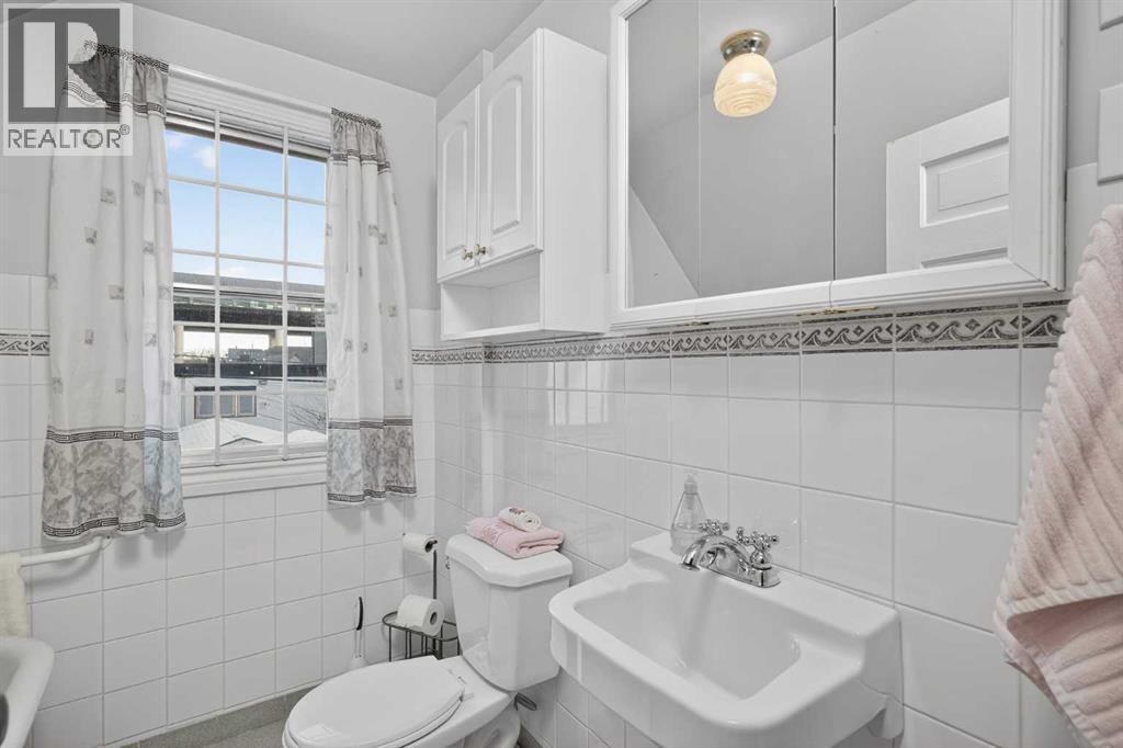 1720 11 Avenue Sw, Calgary, AB - Indoor Photo Showing Bathroom