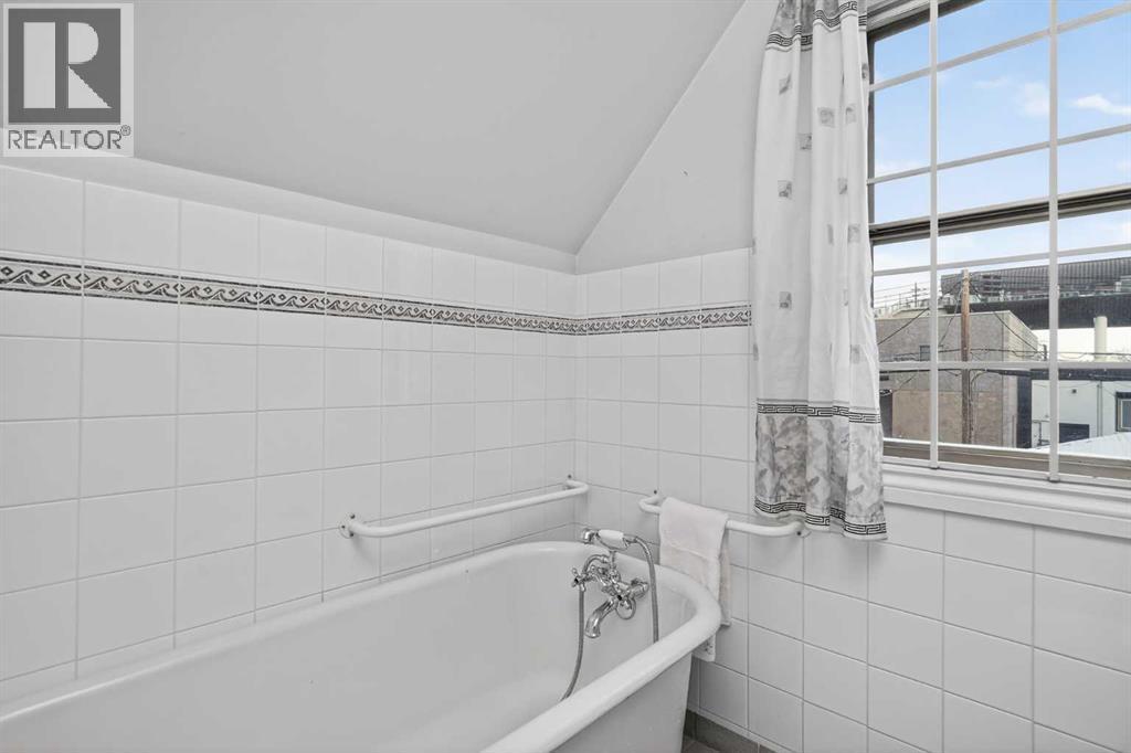 1720 11 Avenue Sw, Calgary, AB - Indoor Photo Showing Bathroom