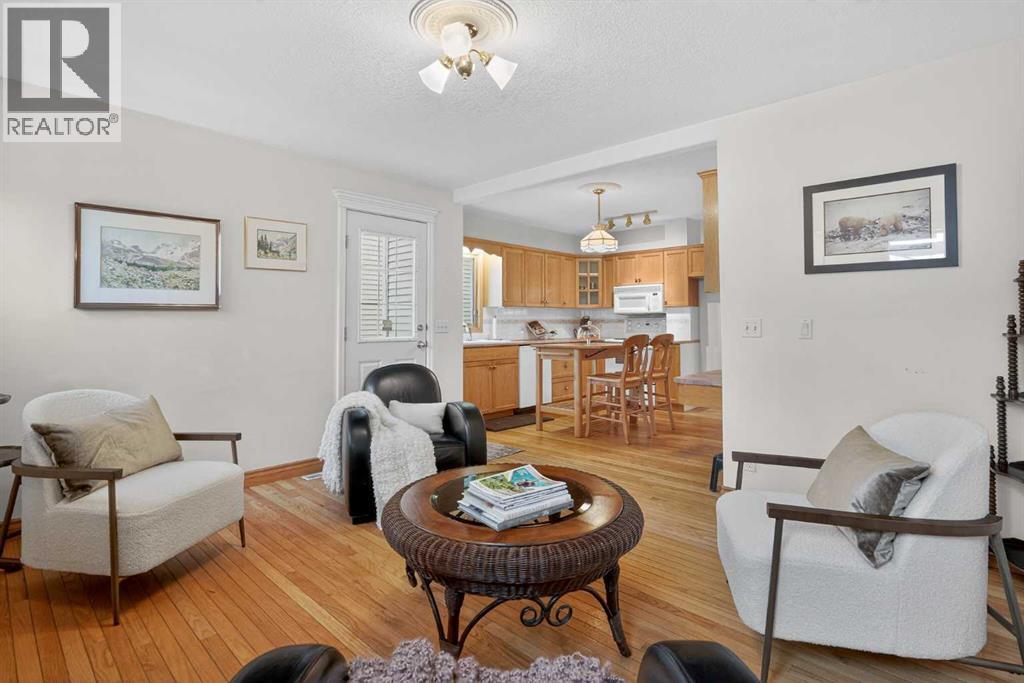 1720 11 Avenue Sw, Calgary, AB - Indoor Photo Showing Living Room