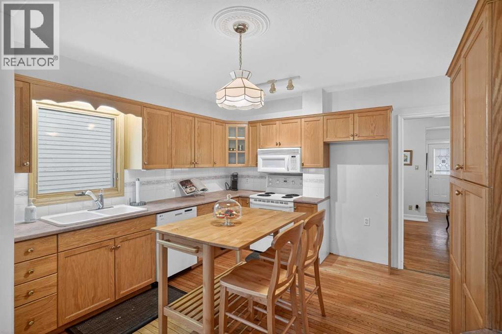 1720 11 Avenue Sw, Calgary, AB - Indoor Photo Showing Kitchen With Double Sink