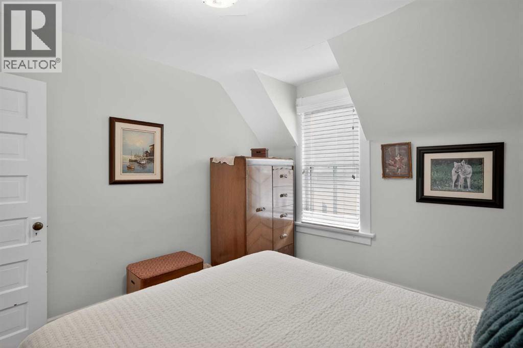 1720 11 Avenue Sw, Calgary, AB - Indoor Photo Showing Bedroom