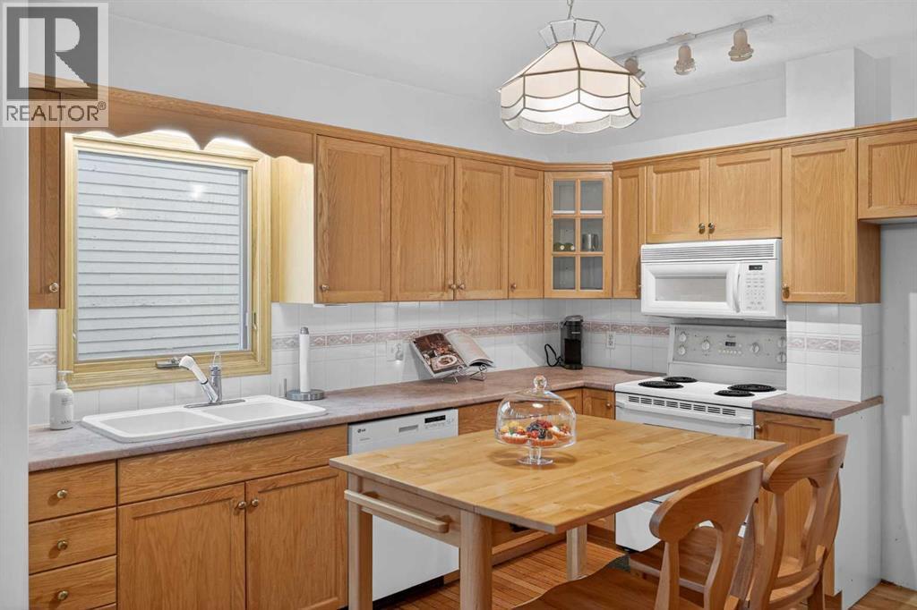 1720 11 Avenue Sw, Calgary, AB - Indoor Photo Showing Kitchen With Double Sink