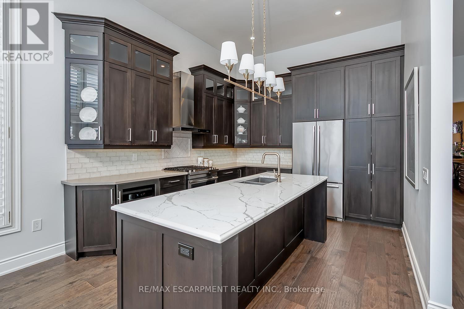4252 Sarazen Drive, Burlington, ON - Indoor Photo Showing Kitchen With Double Sink With Upgraded Kitchen