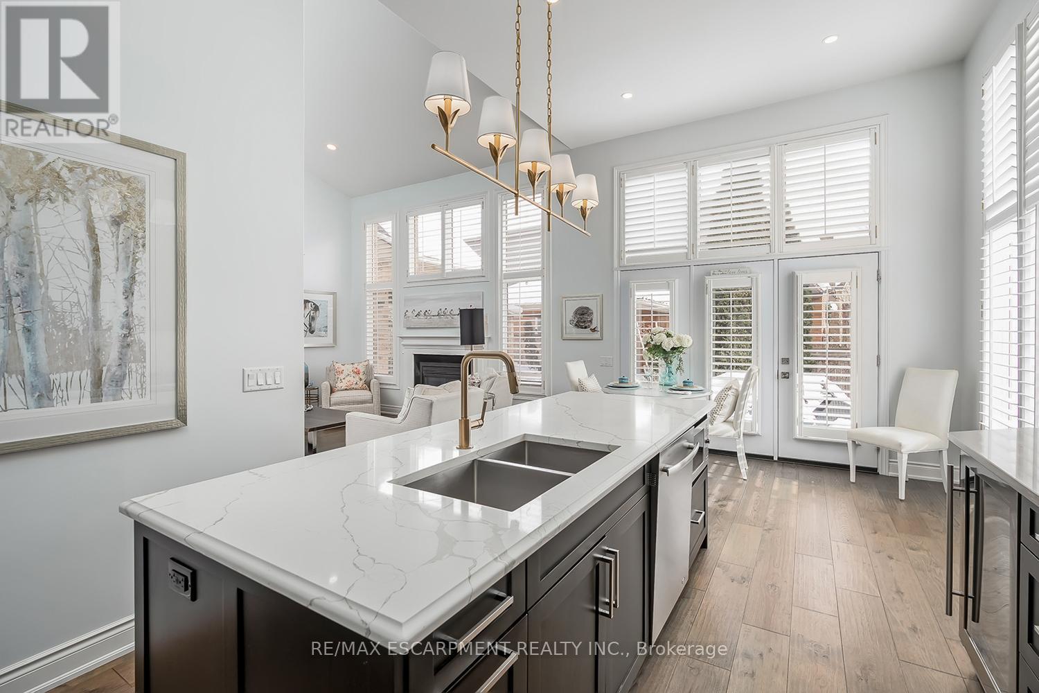 4252 Sarazen Drive, Burlington, ON - Indoor Photo Showing Kitchen With Double Sink With Upgraded Kitchen