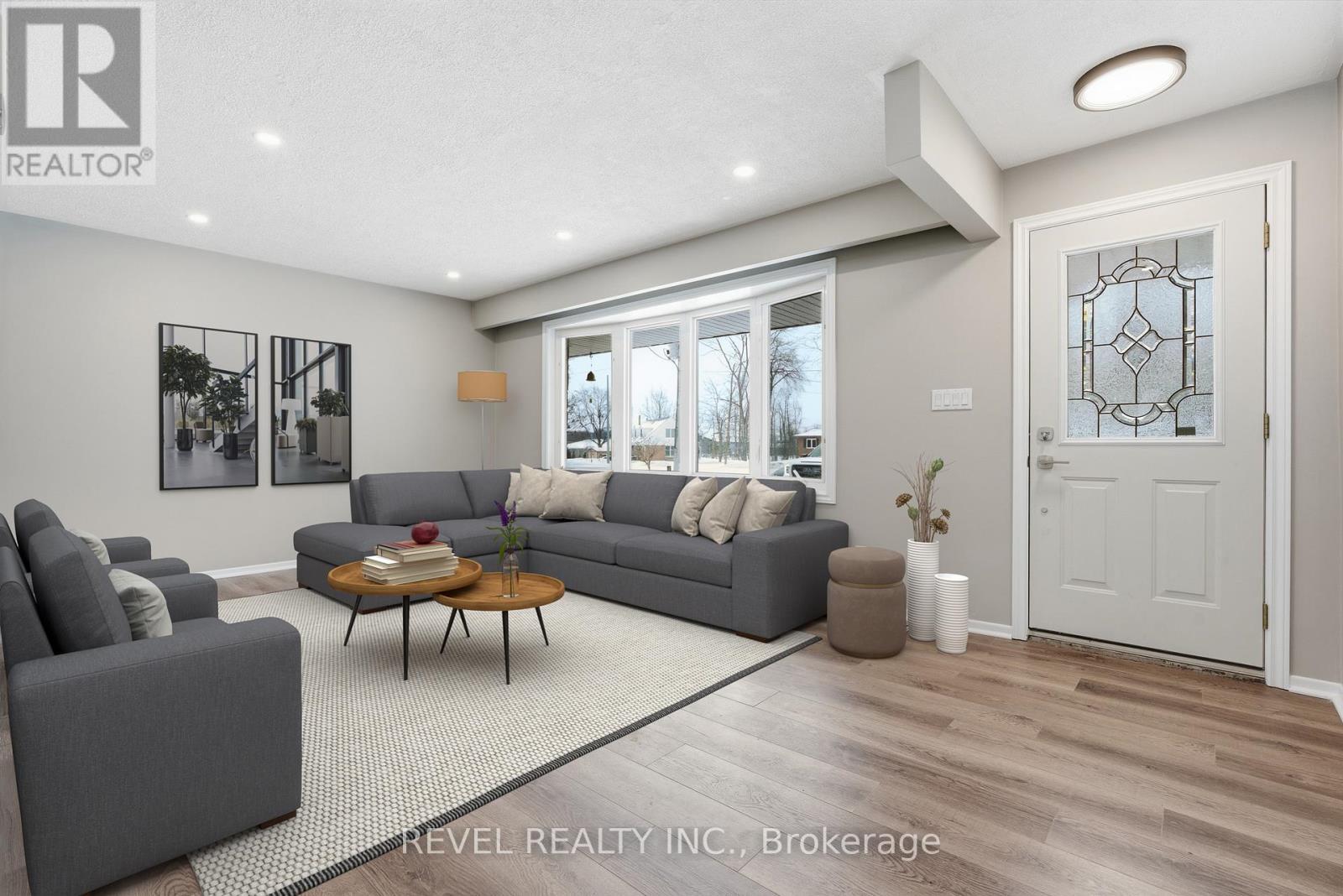 109 Mcgivern Street, Mapleton, ON - Indoor Photo Showing Living Room