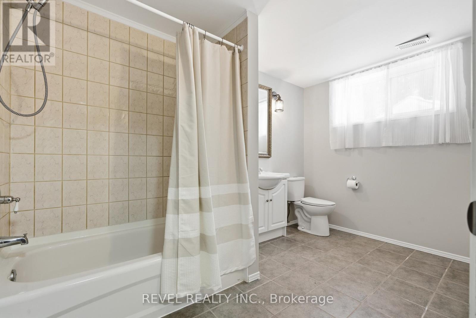 109 Mcgivern Street, Mapleton, ON - Indoor Photo Showing Bathroom