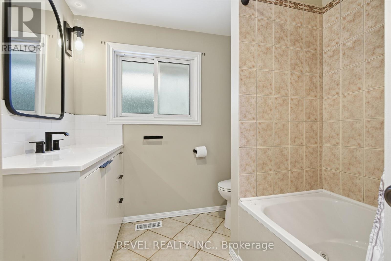 109 Mcgivern Street, Mapleton, ON - Indoor Photo Showing Bathroom
