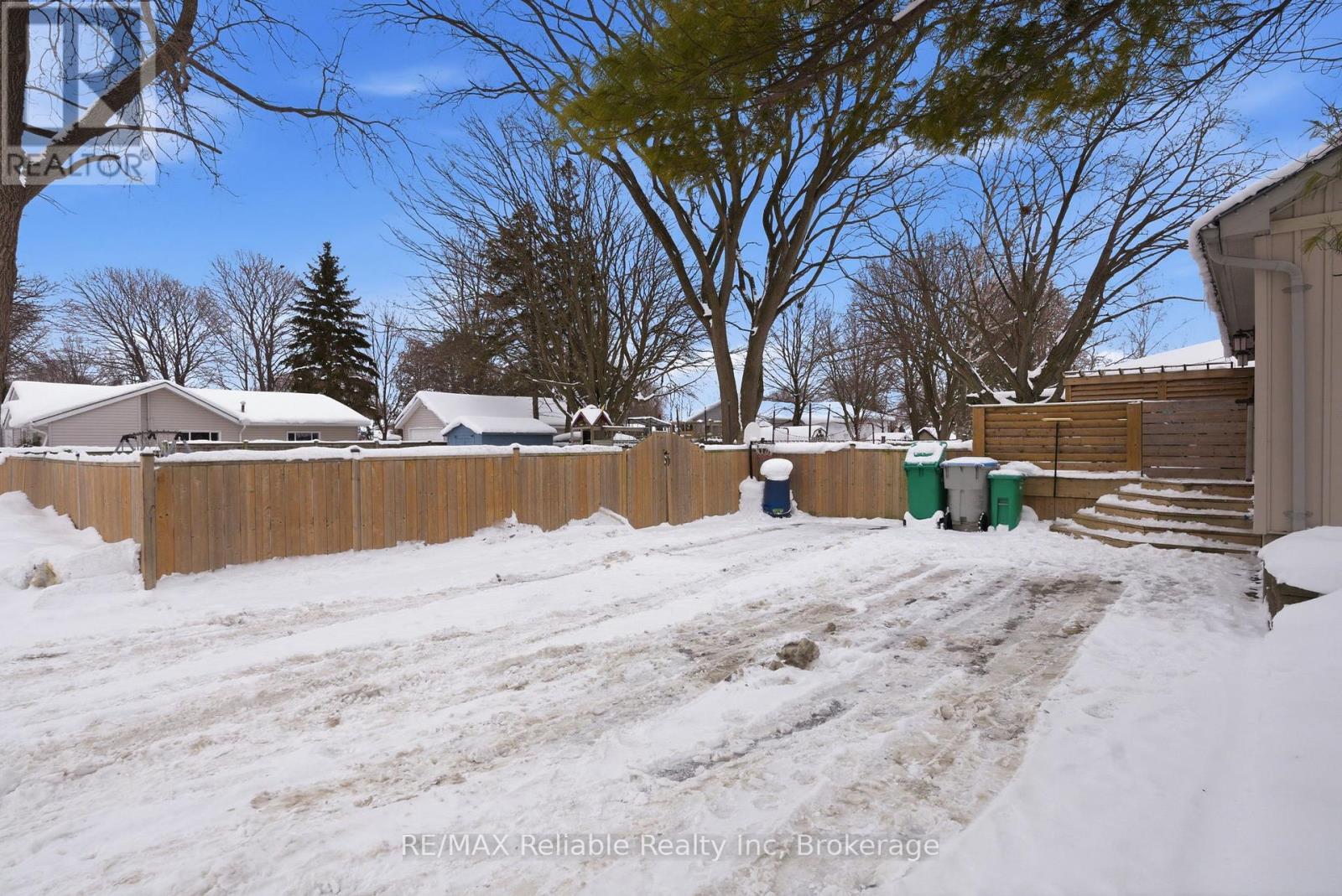 double private driveway - 116 Oxford Street, Goderich (Goderich (Town)), ON - Outdoor