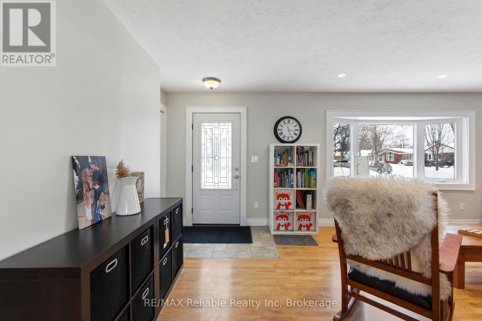 front entrance - 116 Oxford Street, Goderich (Goderich (Town)), ON - Indoor