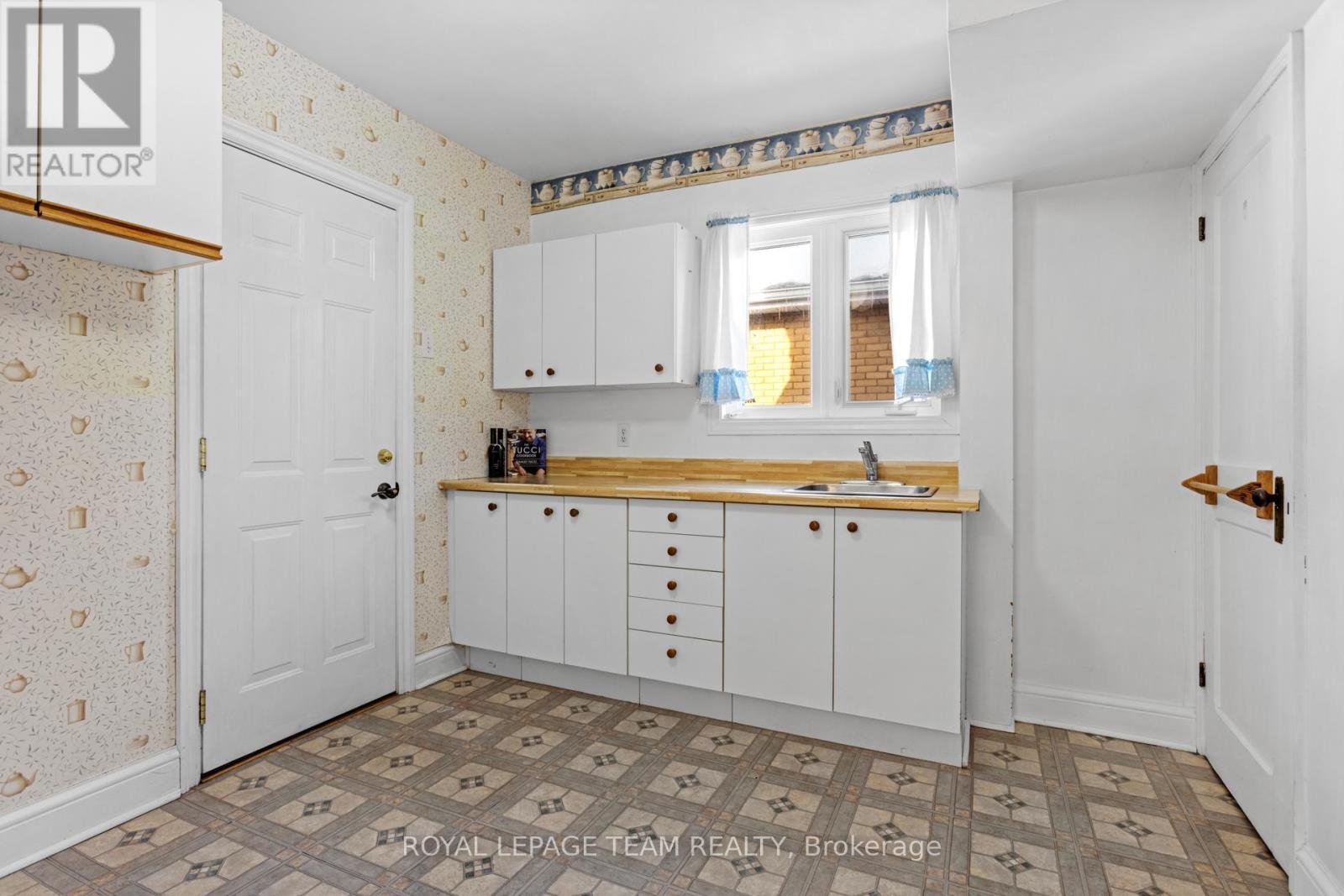 242 Fairmont Avenue, Ottawa, ON - Indoor