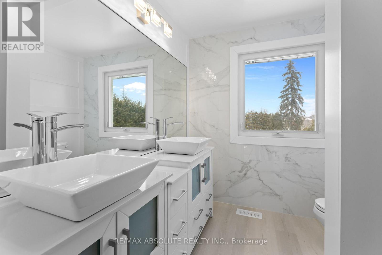 Updated main bath - 1444 Normandy Crescent, Ottawa, ON - Indoor Photo Showing Bathroom