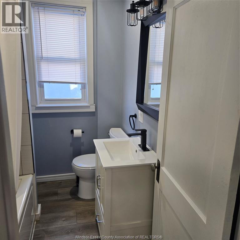 567 Oak, Windsor, ON - Indoor Photo Showing Bathroom