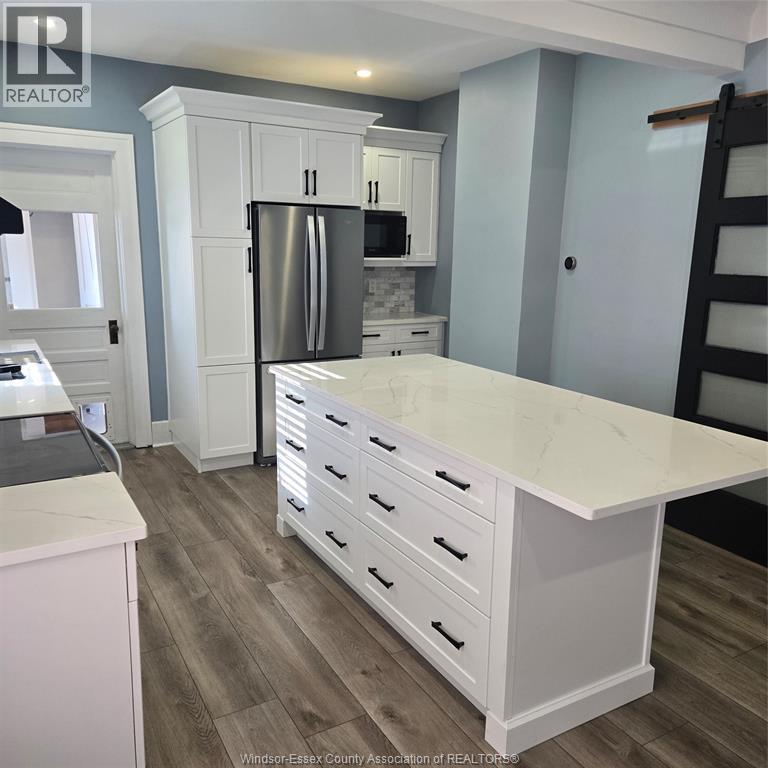 567 Oak, Windsor, ON - Indoor Photo Showing Kitchen With Double Sink