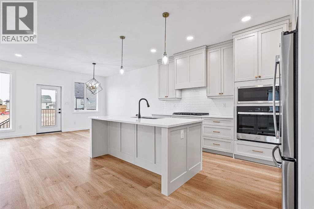 383 Caledonia Boulevard W, Lethbridge, AB - Indoor Photo Showing Kitchen With Upgraded Kitchen