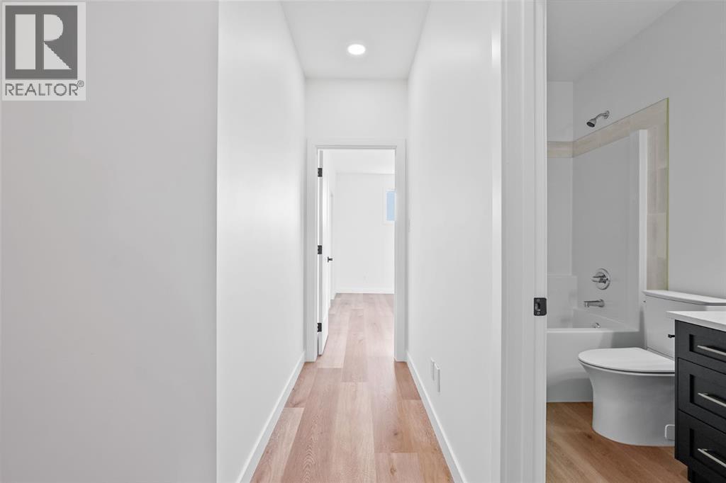 383 Caledonia Boulevard W, Lethbridge, AB - Indoor Photo Showing Bathroom