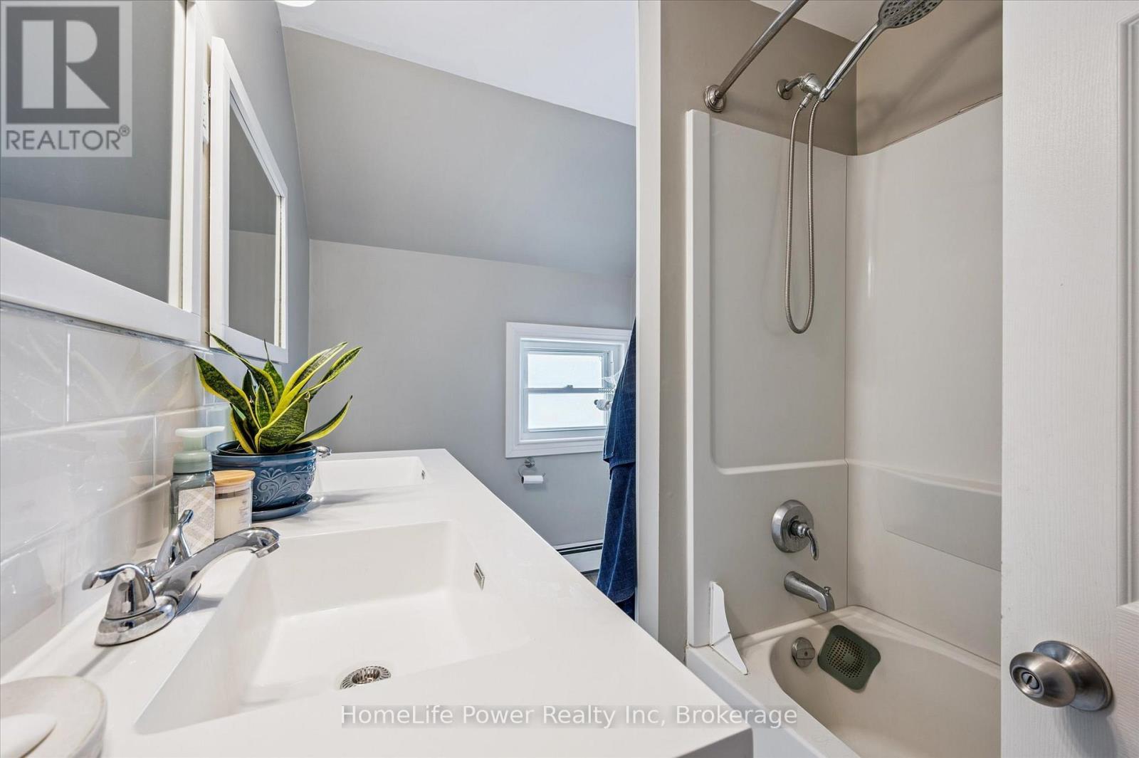 Unit B - 319 Victoria Street S, Kitchener, ON - Indoor Photo Showing Bathroom