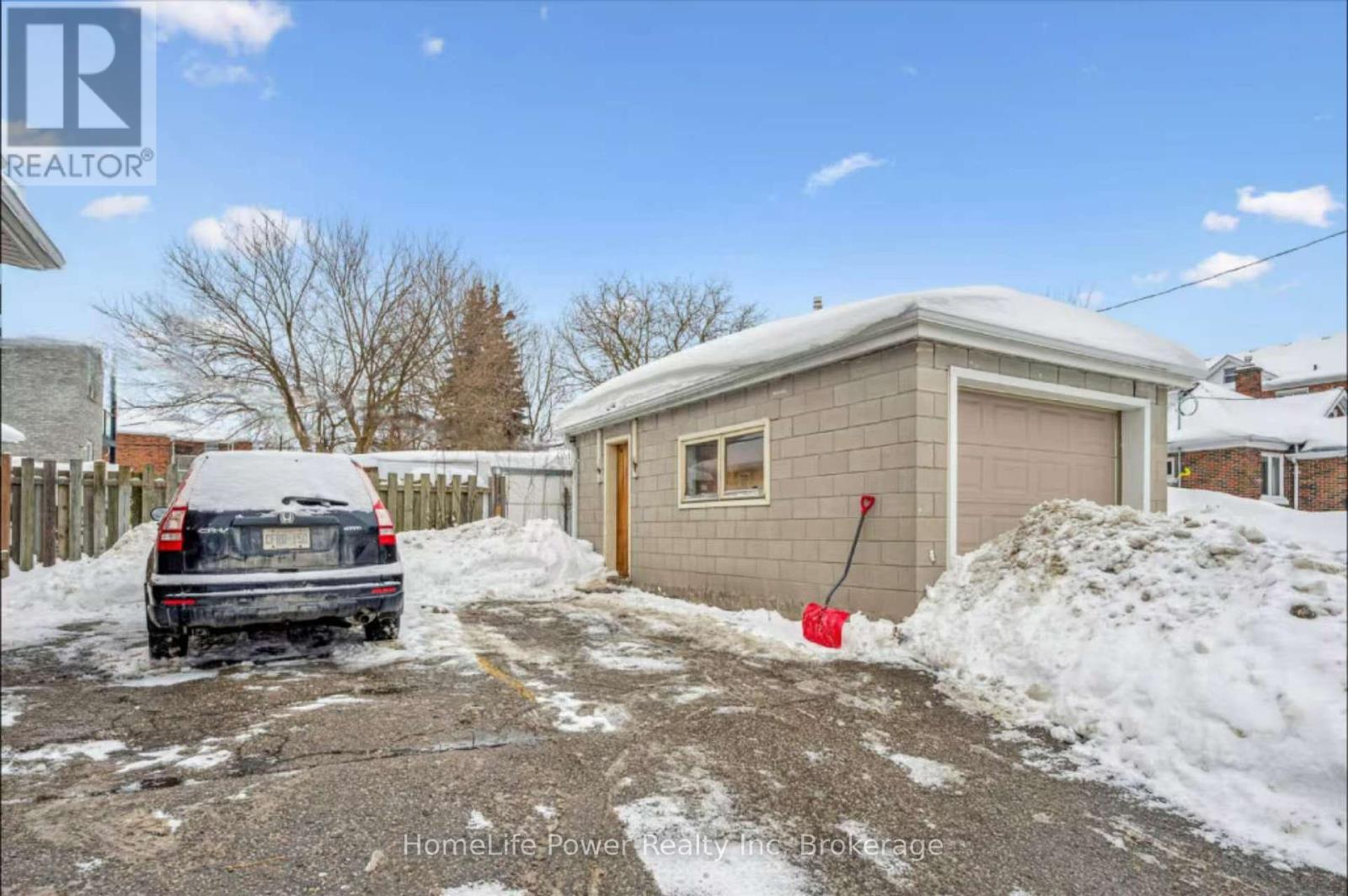 Side of the property with garage and driveway - 319 Victoria Street S, Kitchener, ON - Outdoor