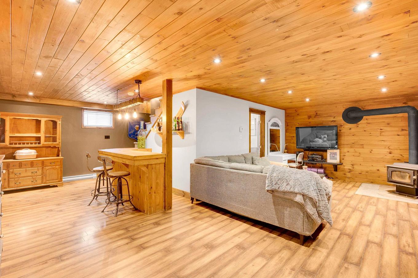 Salle familiale - 111 Ch. De La Forge O., Saint-Adolphe-D'Howard, QC - Indoor