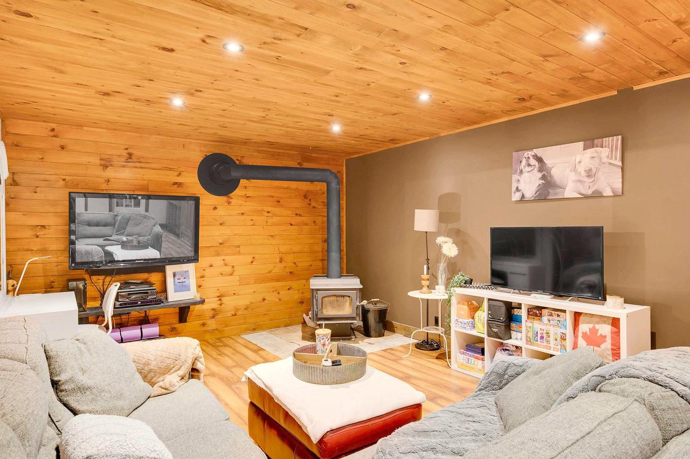 Salle familiale - 111 Ch. De La Forge O., Saint-Adolphe-D'Howard, QC - Indoor Photo Showing Living Room