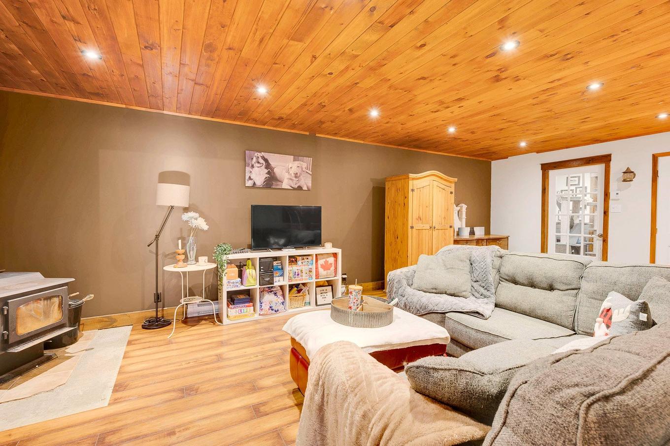 Salle familiale - 111 Ch. De La Forge O., Saint-Adolphe-D'Howard, QC - Indoor Photo Showing Living Room