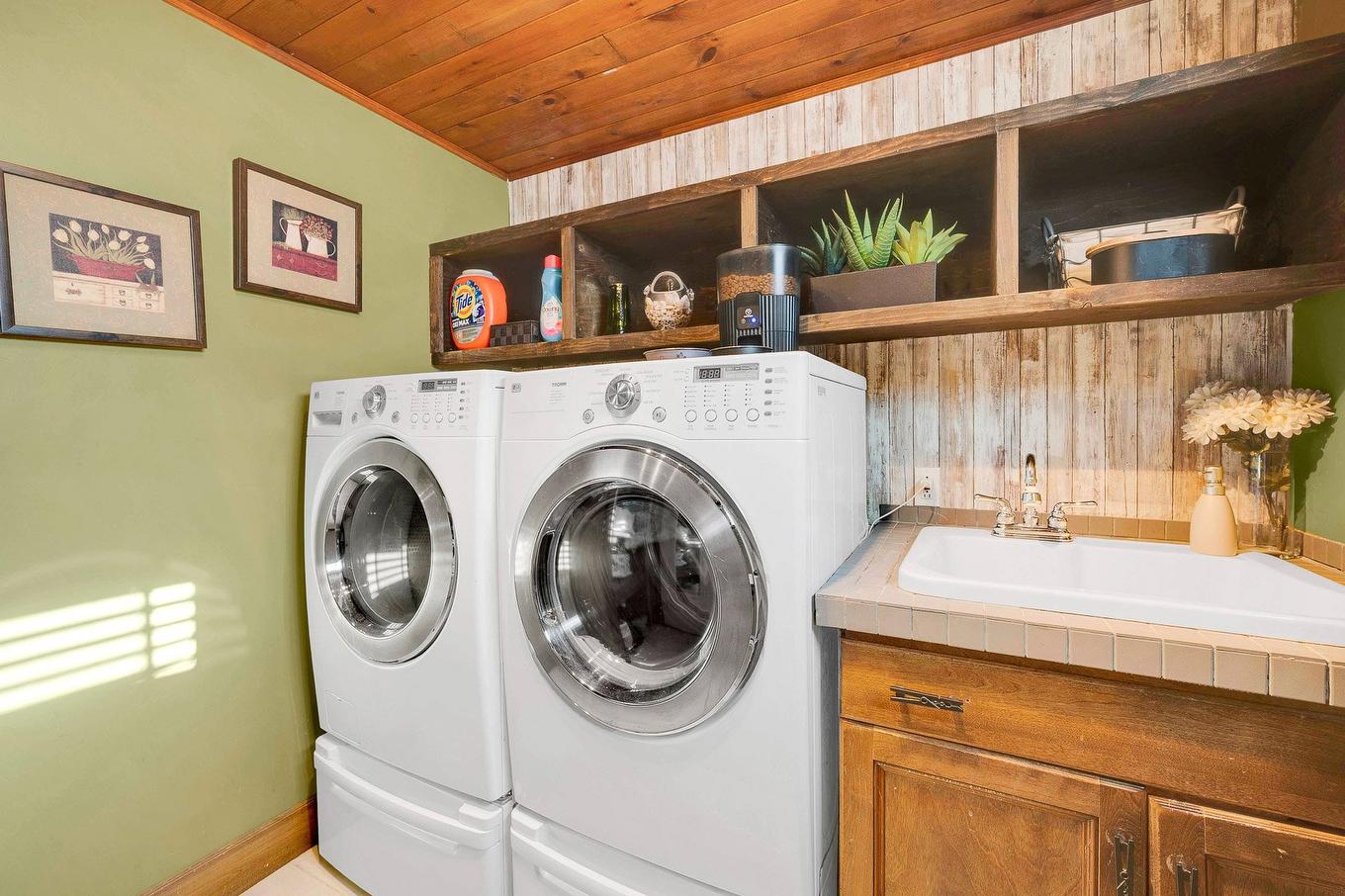 Salle d'eau - 111 Ch. De La Forge O., Saint-Adolphe-D'Howard, QC - Indoor Photo Showing Laundry Room