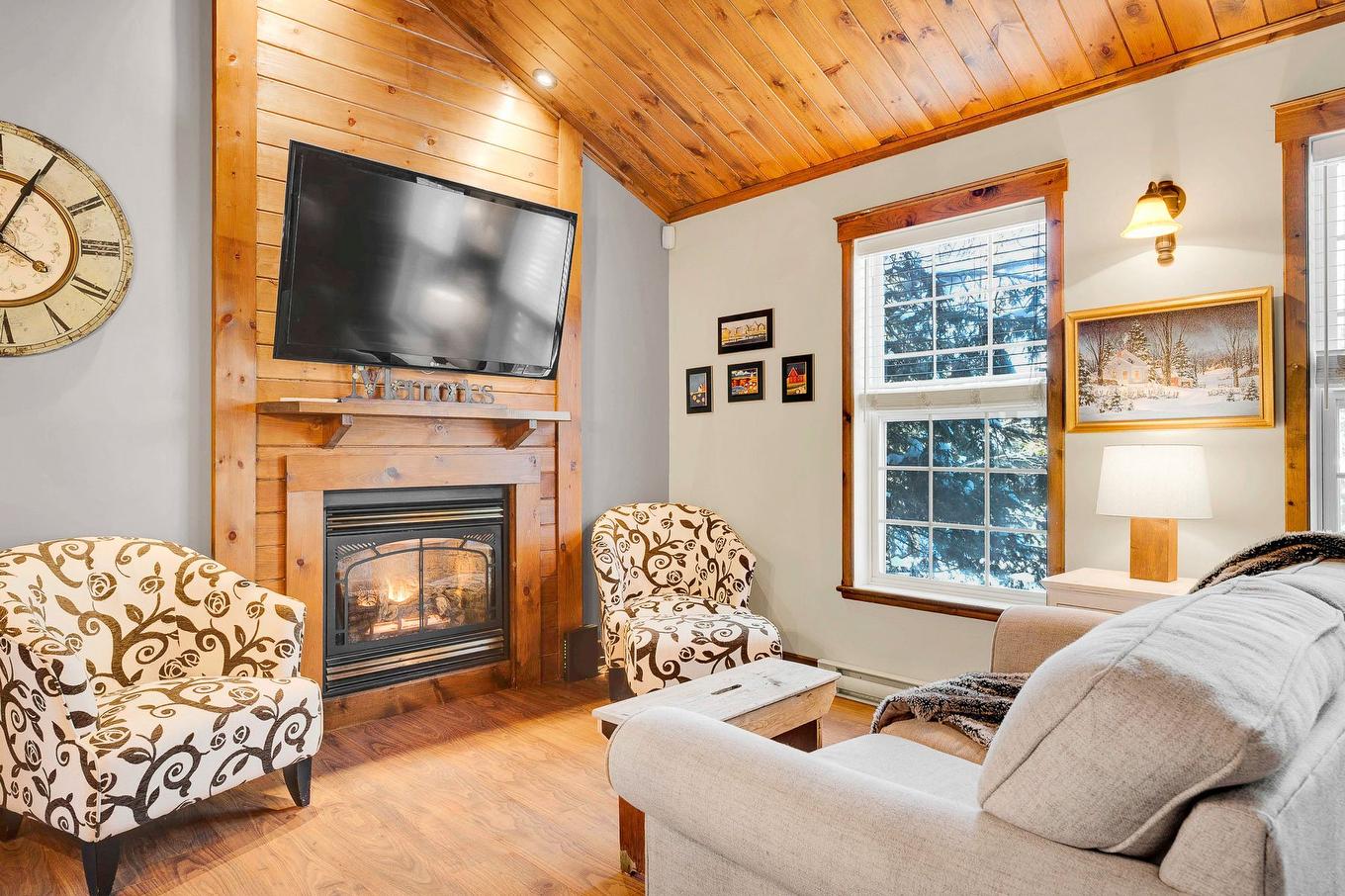 Salon - 111 Ch. De La Forge O., Saint-Adolphe-D'Howard, QC - Indoor Photo Showing Living Room With Fireplace