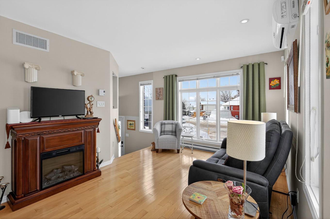 Salon - 134 Rue Édouard-Gagnon, Gatineau (Aylmer), QC - Indoor Photo Showing Living Room With Fireplace