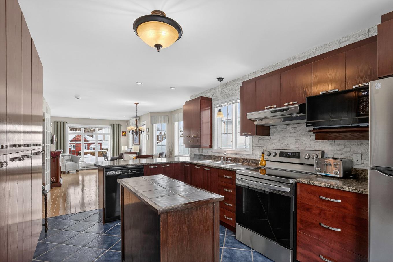 Cuisine - 134 Rue Édouard-Gagnon, Gatineau (Aylmer), QC - Indoor Photo Showing Kitchen With Upgraded Kitchen