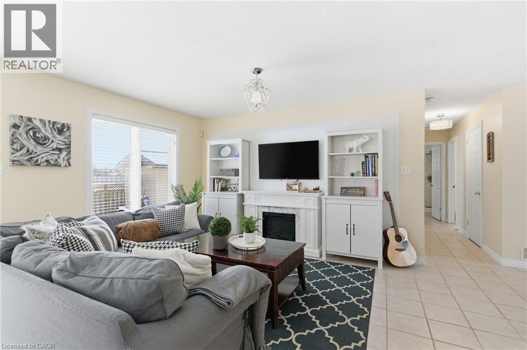 65 Thistlemoor Drive, Caledonia, ON - Indoor Photo Showing Living Room