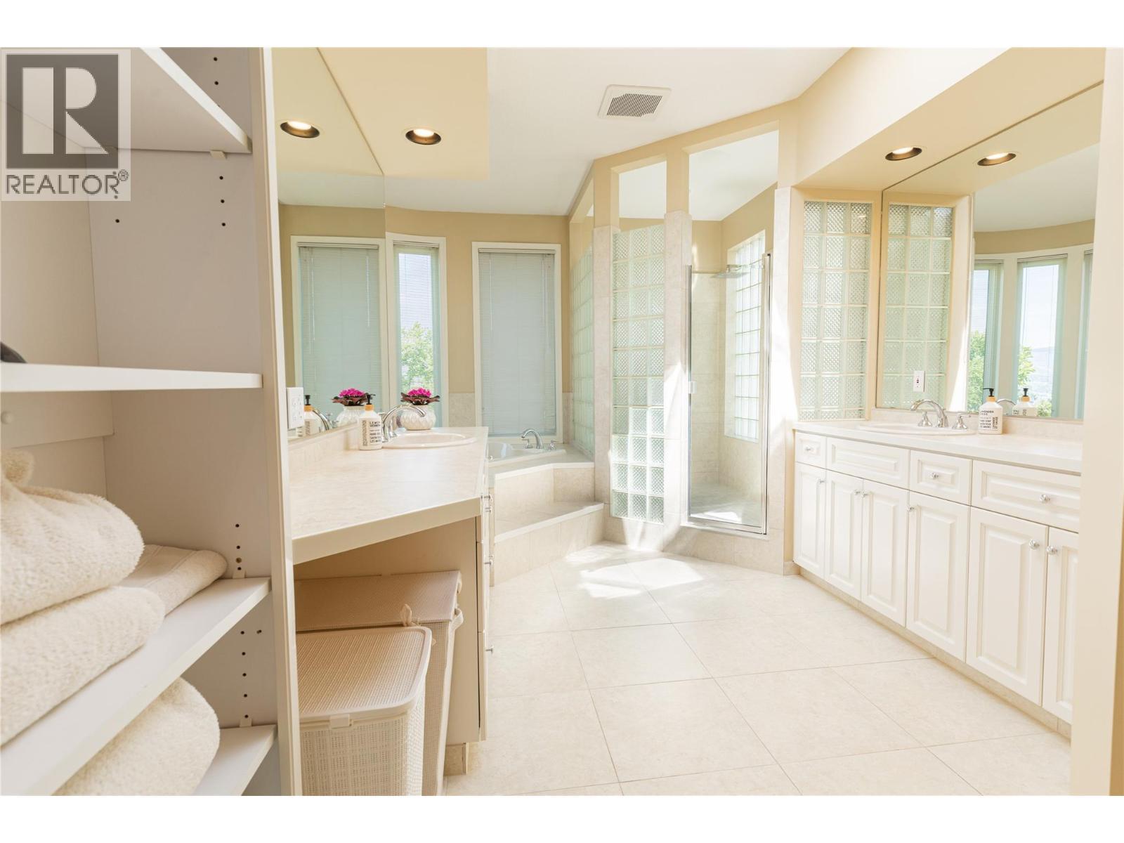 344 Raven Drive, Kelowna, BC - Indoor Photo Showing Bathroom