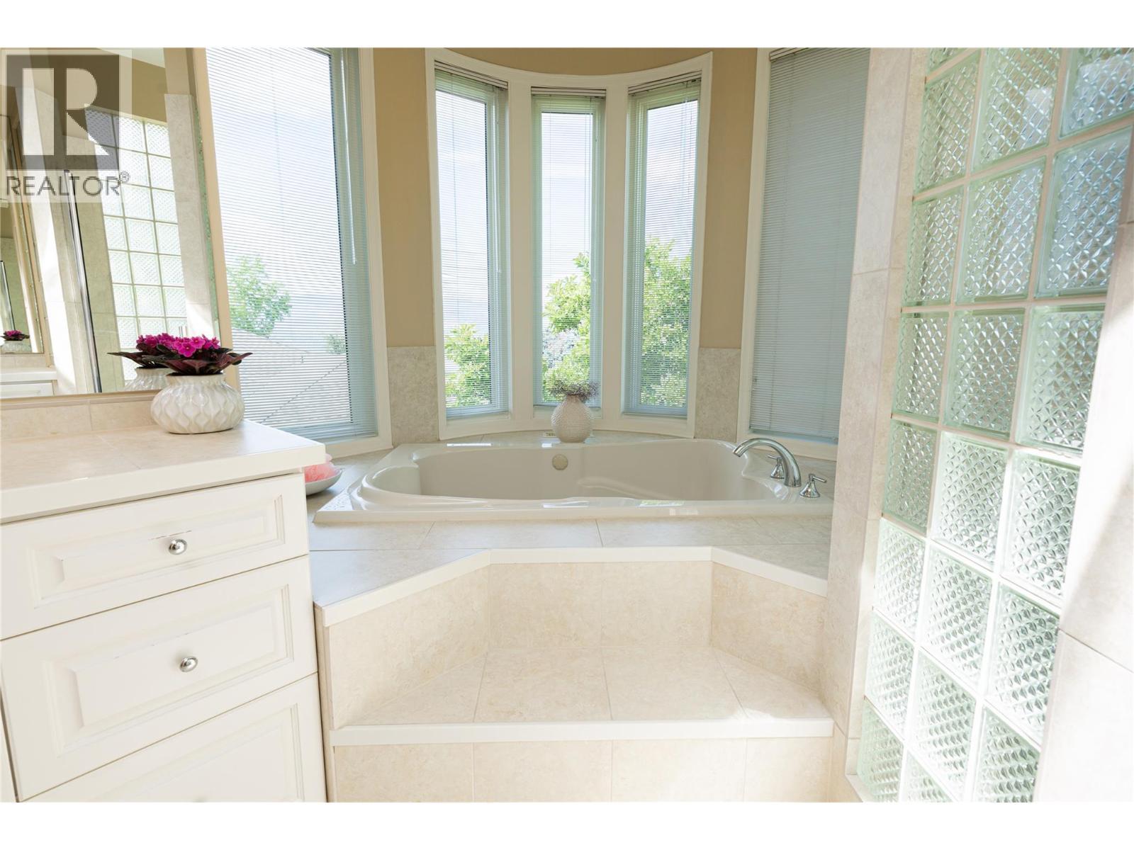 344 Raven Drive, Kelowna, BC - Indoor Photo Showing Bathroom