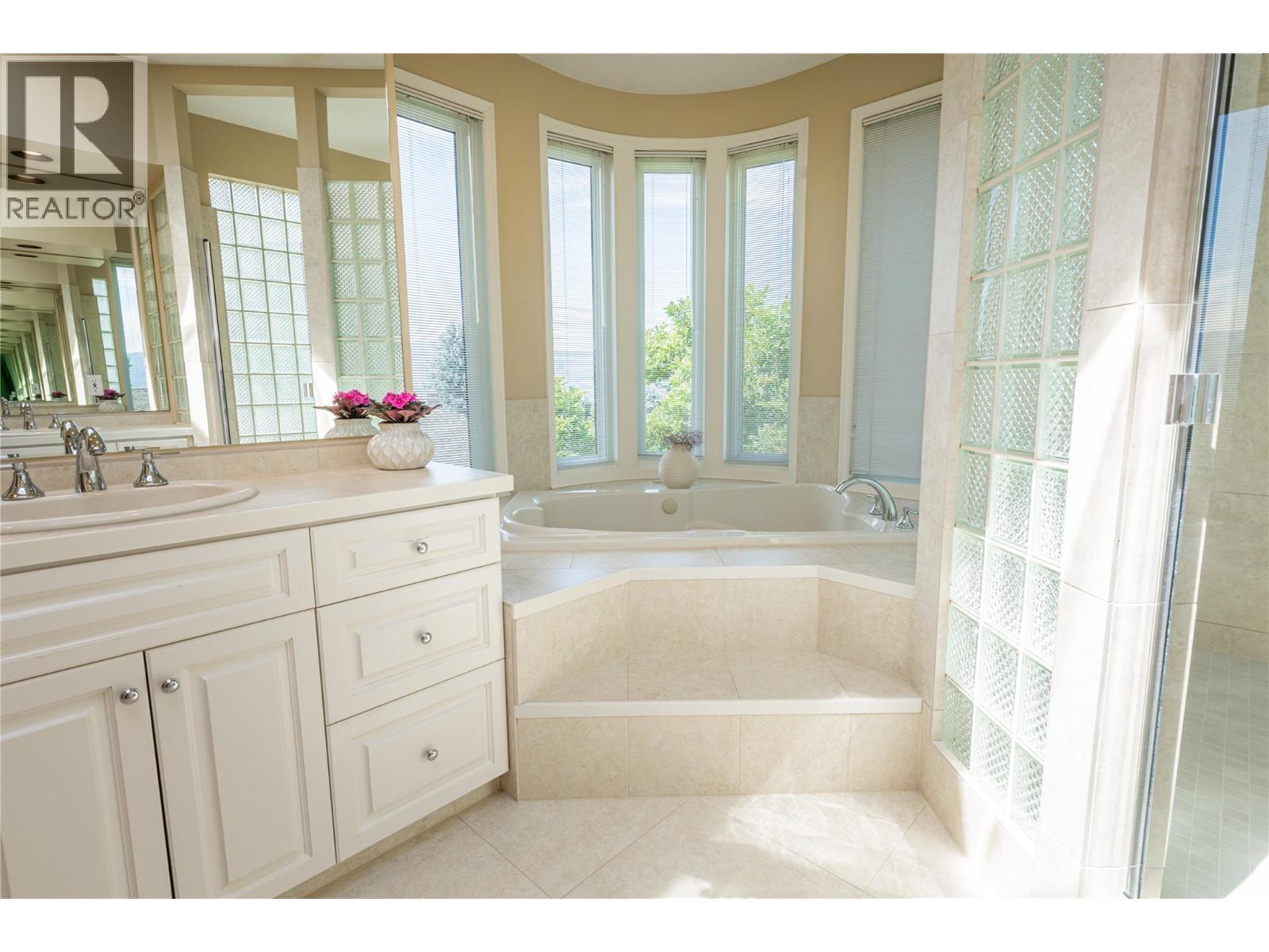 344 Raven Drive, Kelowna, BC - Indoor Photo Showing Bathroom