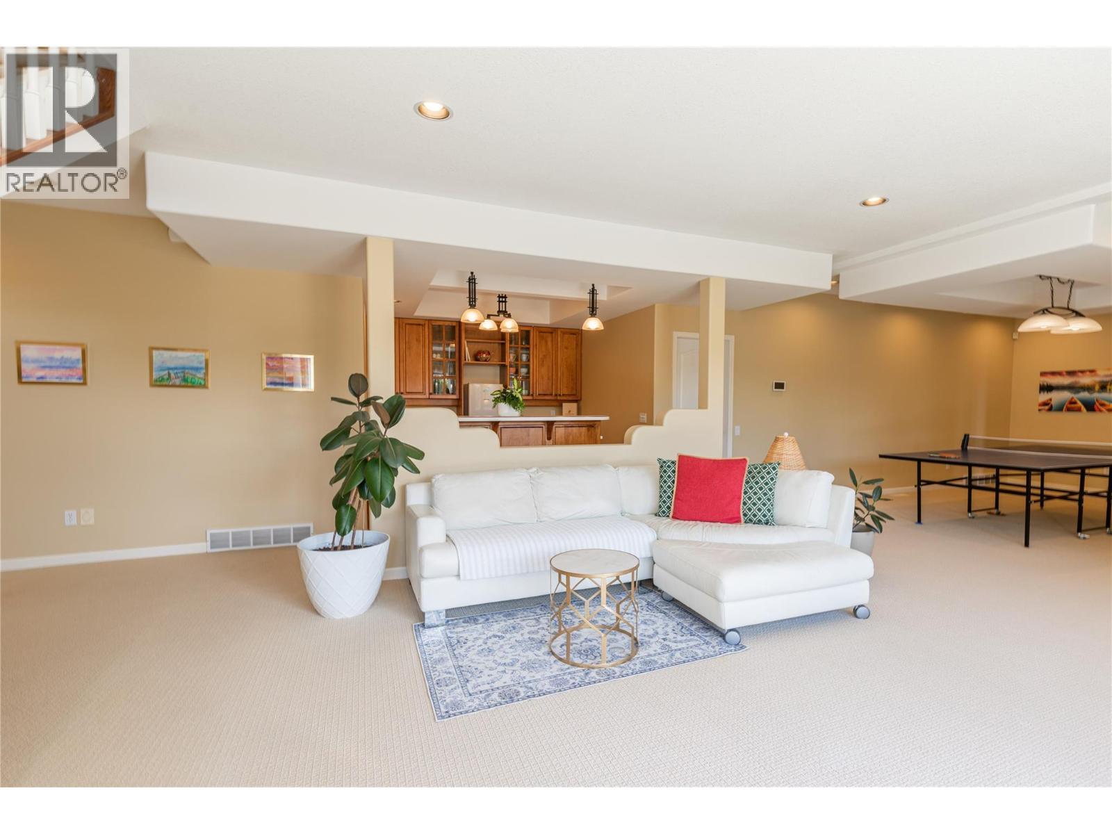 344 Raven Drive, Kelowna, BC - Indoor Photo Showing Living Room