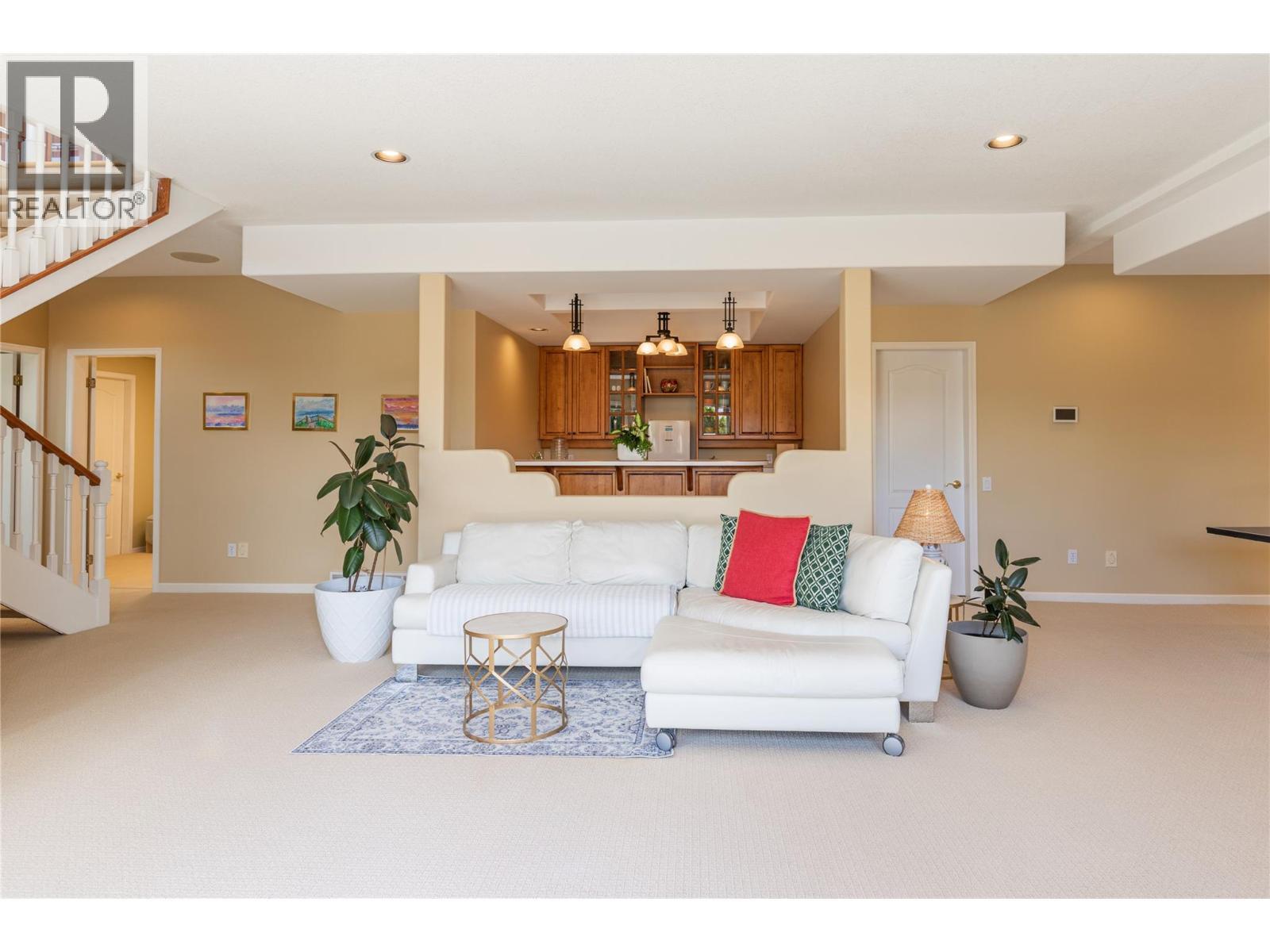 344 Raven Drive, Kelowna, BC - Indoor Photo Showing Living Room