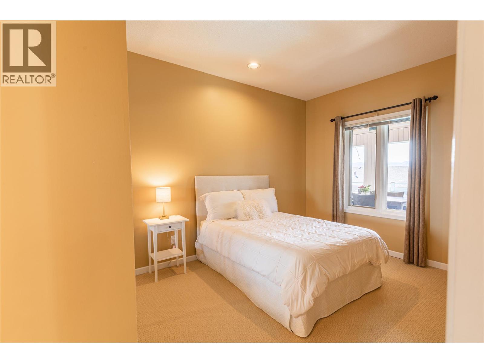 344 Raven Drive, Kelowna, BC - Indoor Photo Showing Bedroom