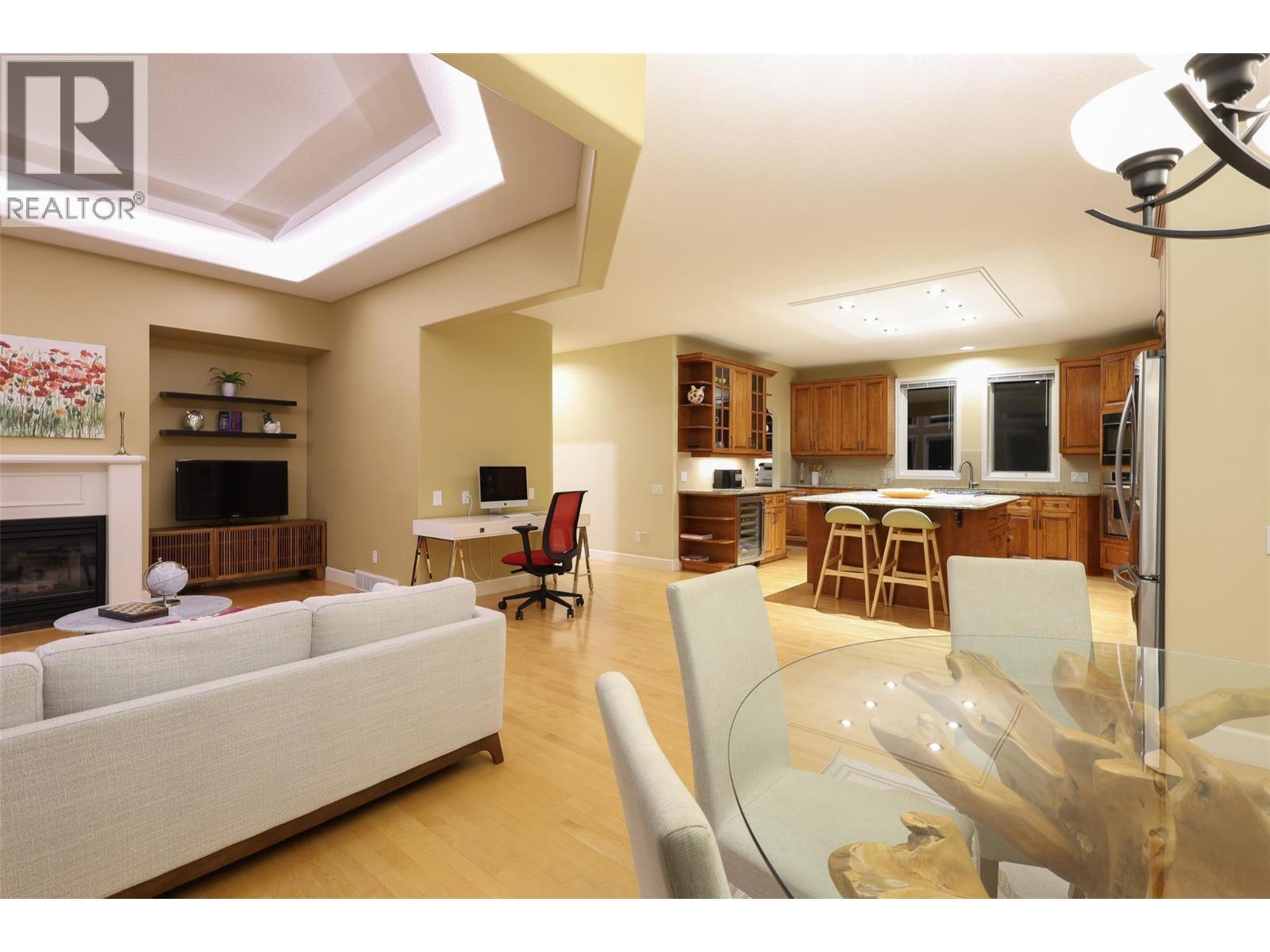 344 Raven Drive, Kelowna, BC - Indoor Photo Showing Living Room With Fireplace