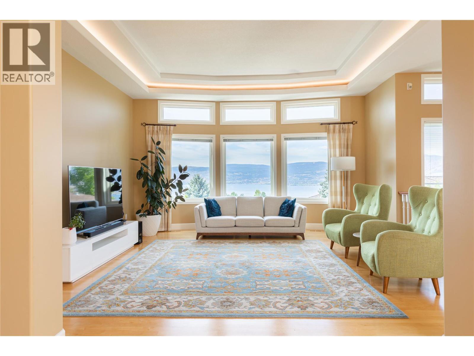 344 Raven Drive, Kelowna, BC - Indoor Photo Showing Living Room