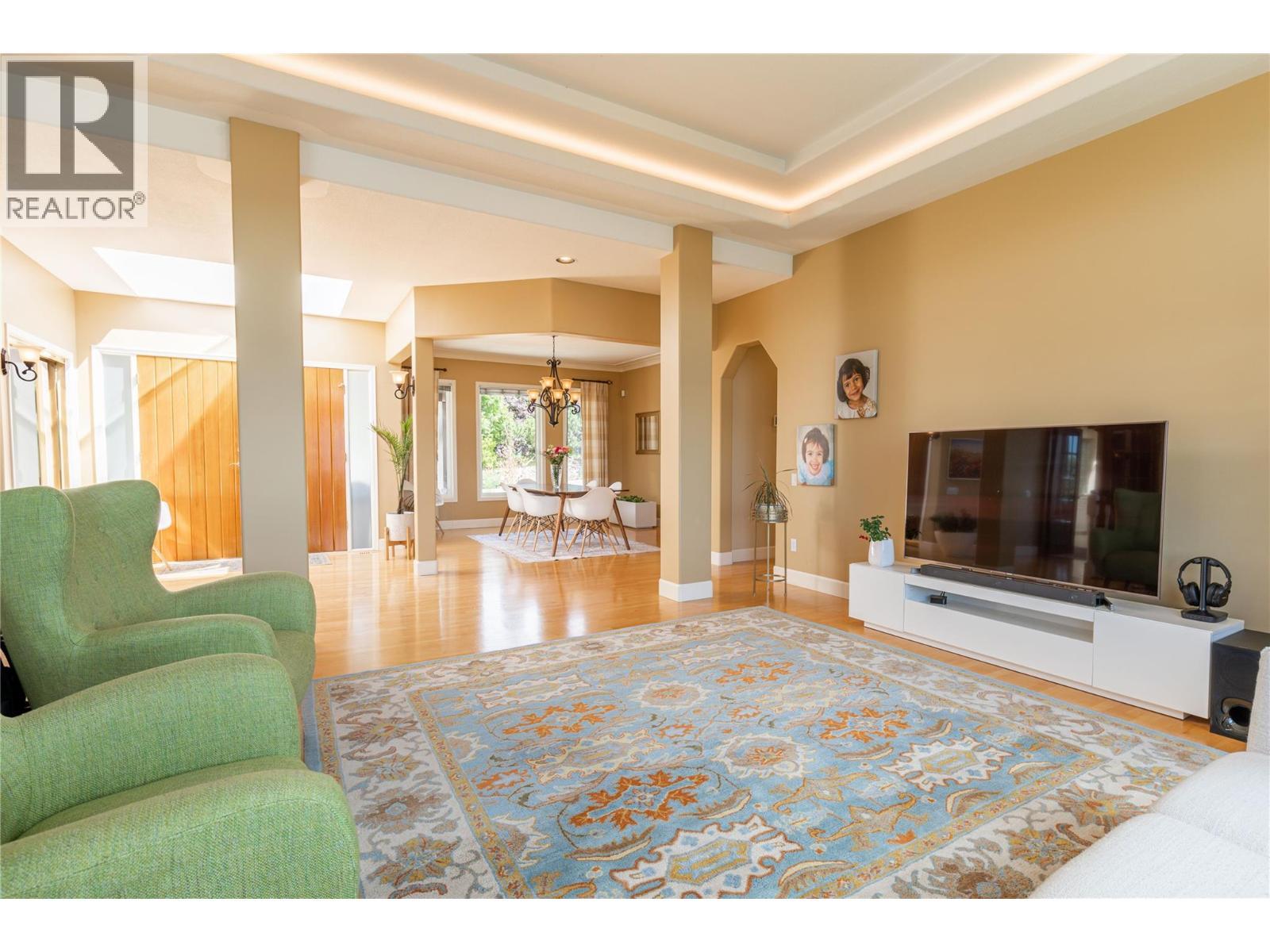 344 Raven Drive, Kelowna, BC - Indoor Photo Showing Living Room