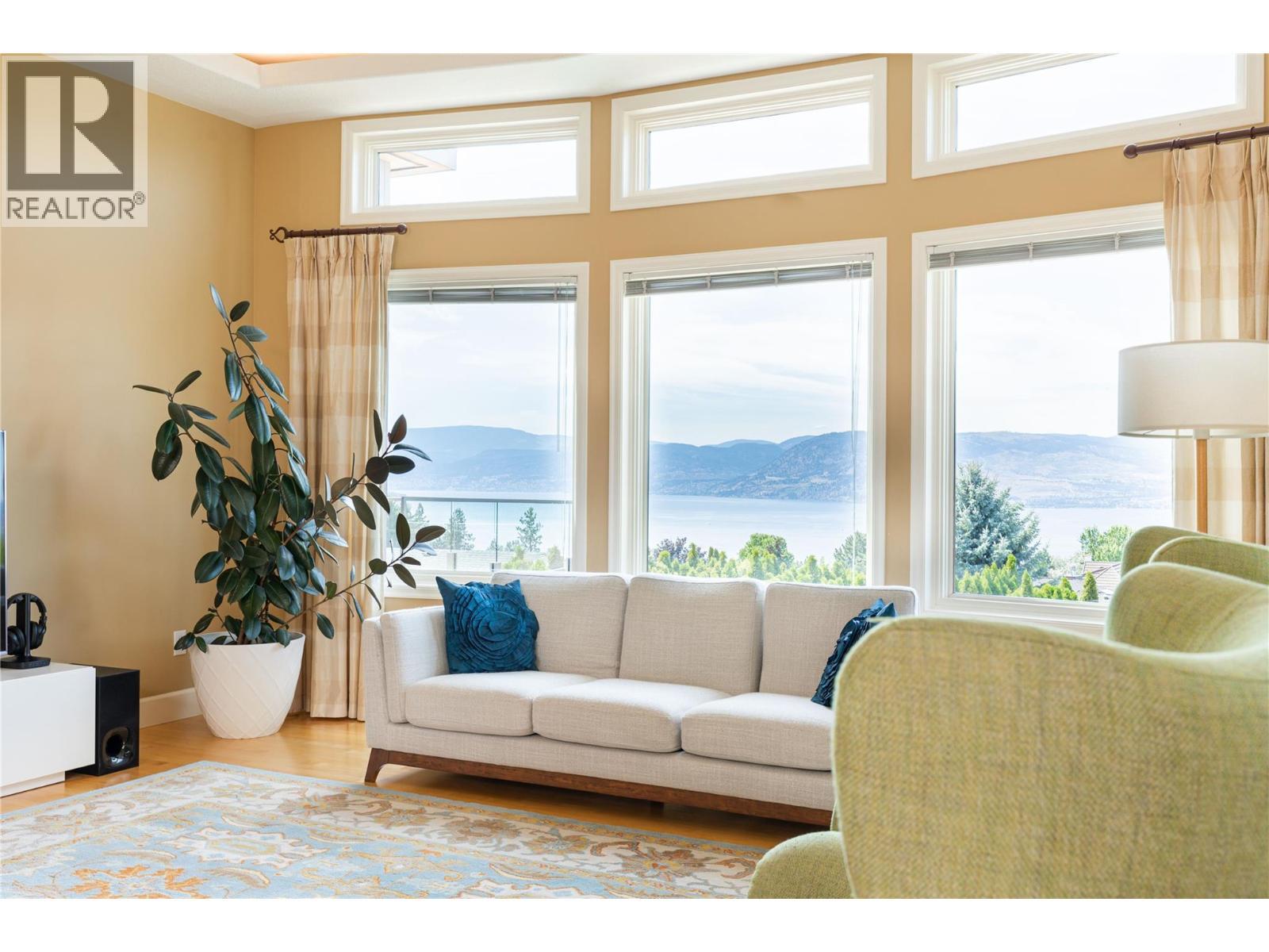 344 Raven Drive, Kelowna, BC - Indoor Photo Showing Living Room