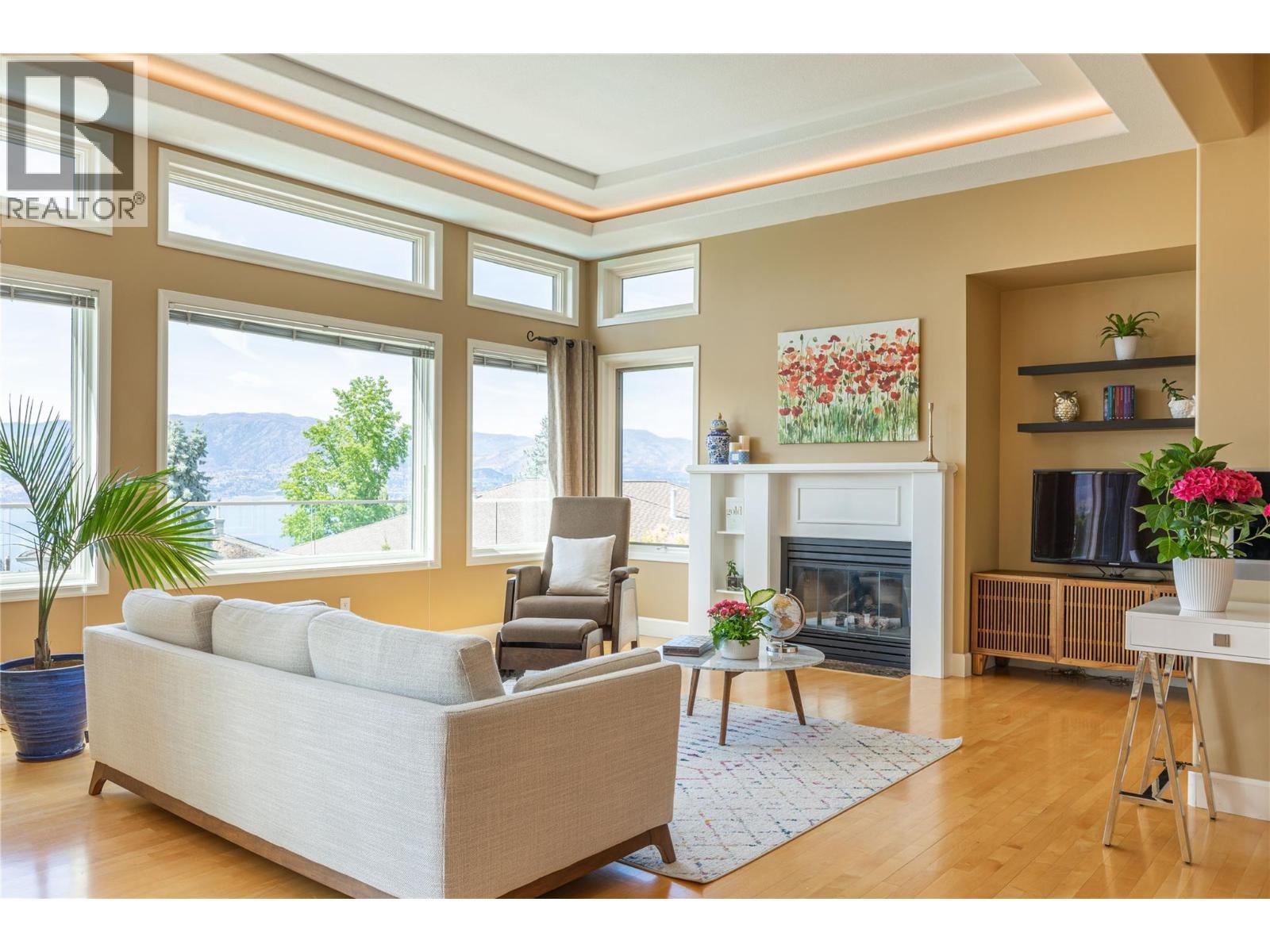 344 Raven Drive, Kelowna, BC - Indoor Photo Showing Living Room With Fireplace